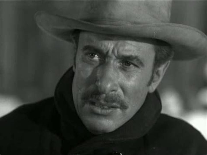 Actors Mort Mills