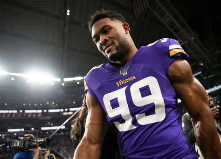 Danielle Hunter stays with Vikings
