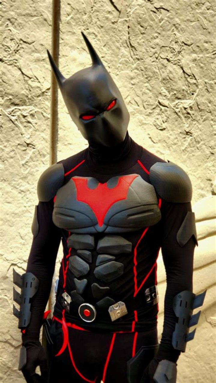 DC Comics Fan Creates Stunning Batman Beyond Cosplay