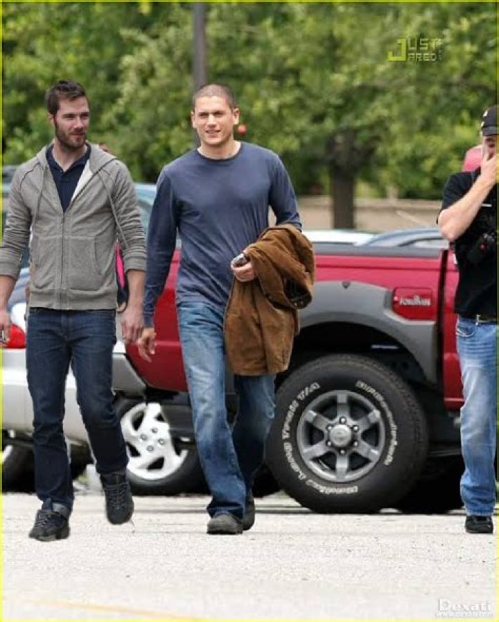 luke macfarlane and wentworth miller Luke Macfarlane Photo (42130333